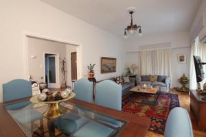 Posezení v ubytování Stylish Flat at Edem Beach by Athenian Homes