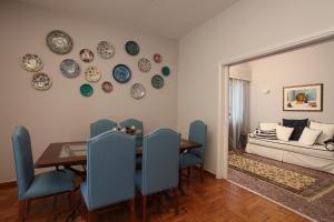 Posezení v ubytování Stylish Flat at Edem Beach by Athenian Homes