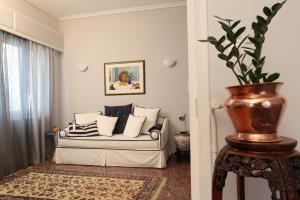 Posezení v ubytování Stylish Flat at Edem Beach by Athenian Homes