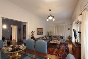 Posezení v ubytování Stylish Flat at Edem Beach by Athenian Homes