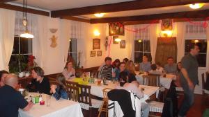 リッキーにあるHotel Anenský mlýnのレストランの席に座る人々