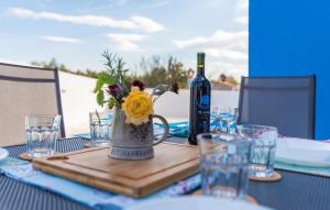 Nápoje v ubytování Blue Holiday House with Private Pool
