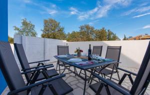 Balkón nebo terasa v ubytování Blue Holiday House with Private Pool