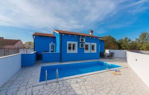 Bazén v ubytování Blue Holiday House with Private Pool nebo v jeho okolí