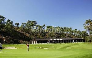 Kemudahan golf di apartmen atau berdekatan