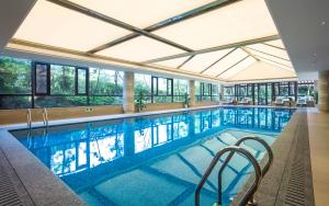 Bazén v ubytování Zhejiang Xizi Hotel nebo v jeho okolí