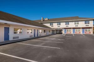 an empty parking lot in front of a building at Motel 6-Moncton, NB in Moncton