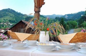 een tafel met kommen en borden met eten erop bij Landgasthof Sommerfeld in Pragg-Jenaz