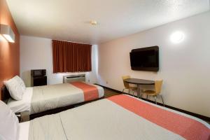 En eller flere senge i et værelse på Motel 6-Davenport, IA