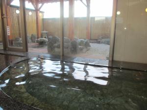 - une chambre avec piscine d'eau à l'étage d'un immeuble dans l'établissement Fujibou Hotel, à Fujikawaguchiko