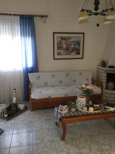 un soggiorno con divano e tavolo di Katerina's appartement a Nikiana