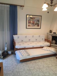 een woonkamer met een bed en een bank bij Katerina's appartement in Nikiana