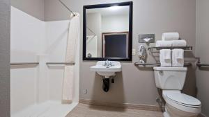 Ένα μπάνιο στο Best Western Geneseo Inn +9 φωτογραφίες