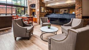 Ο χώρος του lounge ή του μπαρ στο Best Western Danbury/Bethel