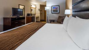 En eller flere senge i et værelse på Best Western Oak Meadows Inn