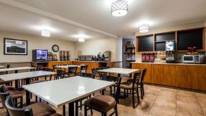 Kuchyň nebo kuchyňský kout v ubytování Best Western Oak Meadows Inn
