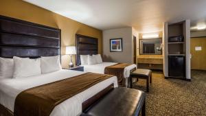 Postel nebo postele na pokoji v ubytování Best Western Oak Meadows Inn + 6 fotografií