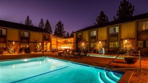 - une piscine en face de l'hôtel la nuit dans l'établissement Best Western Plus Truckee-Tahoe Hotel, à Truckee