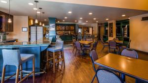 A restaurant or other place to eat at Best Western Plus Truckee-Tahoe Hotel
