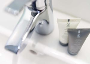 um lavatório com um par de óculos e uma escova de dentes em Best Western Plus Parkhotel Velbert em Velbert