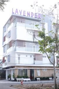een groot wit gebouw met een bord erop bij Lavender Hotel in Can Tho