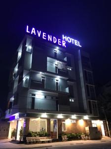 een hotel met een bord dat 's nachts lavendel hotel leest bij Lavender Hotel in Can Tho