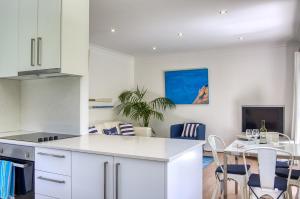 A kitchen or kitchenette at Cronulla Beach House B&B
