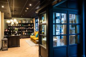 a living room with blue doors and a yellow couch at Hôtel Lanjuinais in Rennes