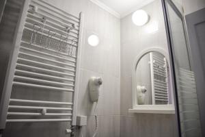 ein Badezimmer mit Dusche und Spiegel in der Unterkunft Allegro dream in Vranje
