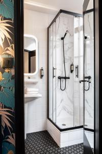 uma casa de banho com um chuveiro e uma porta de vidro em Hôtel Lanjuinais em Rennes