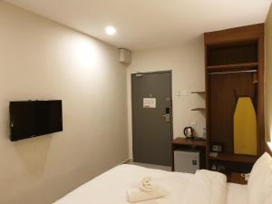 加央Ants Hotel的配有床和电视的酒店房间