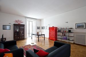 sala de estar con sofá y estantería de libros rojos en Bella Napoli Art Gallery, en Nápoles