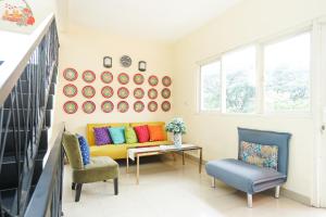 Posezení v ubytování Pratisarawirya Guesthouse by ecommerceloka