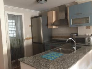 Kuchnia lub aneks kuchenny w obiekcie 2 dorm.A/A.Vista mar.WiFi.Gym.Sauna.Terraza.Parking.