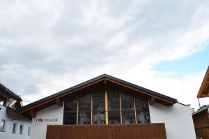 a building with a wooden roof and a cloudy sky at Poltehof in Fiss