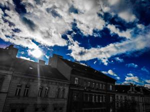 布拉格的住宿－布拉格洛夫利公寓，一座有云天背景的建筑