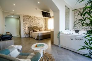 Habitación de hotel con cama y bañera en Hotel Orizzonte Blu, en Tropea