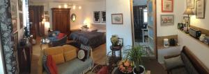 uma sala de estar com um sofá e uma cama em Chambre d'Hôtes Le Tilleul de Canac em Rodez