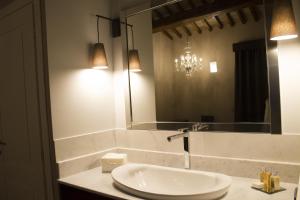 A bathroom at Residenza Palazzo Fortuna - Boutique Hotel