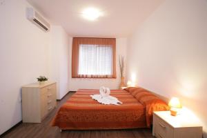 Llit o llits en una habitació de Odessos Park Apartments