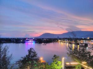 Blick auf einen Fluss in der Nacht mit Lichtern in der Unterkunft Good Morning Kampot in Kampot