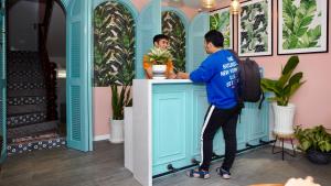 a man standing at a counter in a store at Sleep Box Hostel Phú Quốc in Phú Quốc