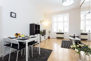 uma cozinha e sala de jantar com mesa e cadeiras em Stylish apartment on riverside em Praga