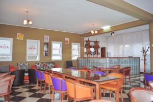 En restaurant eller et spisested på Anouk Hotel