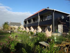 a building with a yard with plants and flowers at Crea-Trends Vacations in Sluis