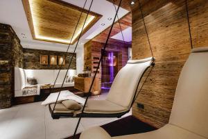 ein Zimmer mit einem Schaukelstuhl in einem Zimmer in der Unterkunft Alpinlounge Rätia Appartements in Ischgl