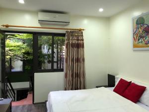 - une chambre avec un lit blanc et une fenêtre dans l'établissement Ventana house, à Hai Phong