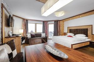 Televízia a/alebo spoločenská miestnosť v ubytovaní Alpinlounge Rätia Appartements
