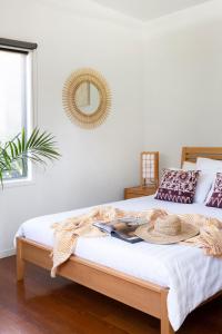 A bed or beds in a room at Lily Pad at Byron Bay
