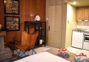 una cucina con tavolo, sedia e orologio di SpitakiMou #1 - Design Apartment a Volos